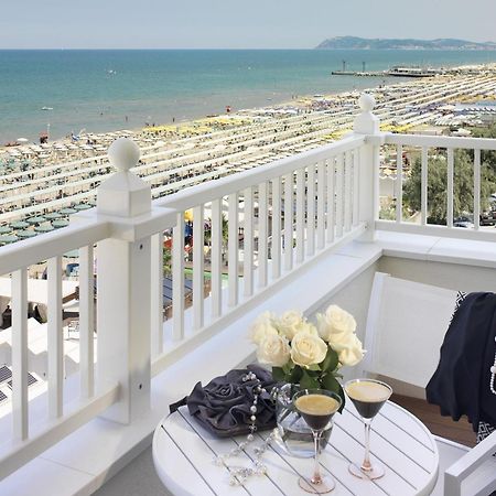 Hotel Tiffany'S Riccione Bagian luar foto