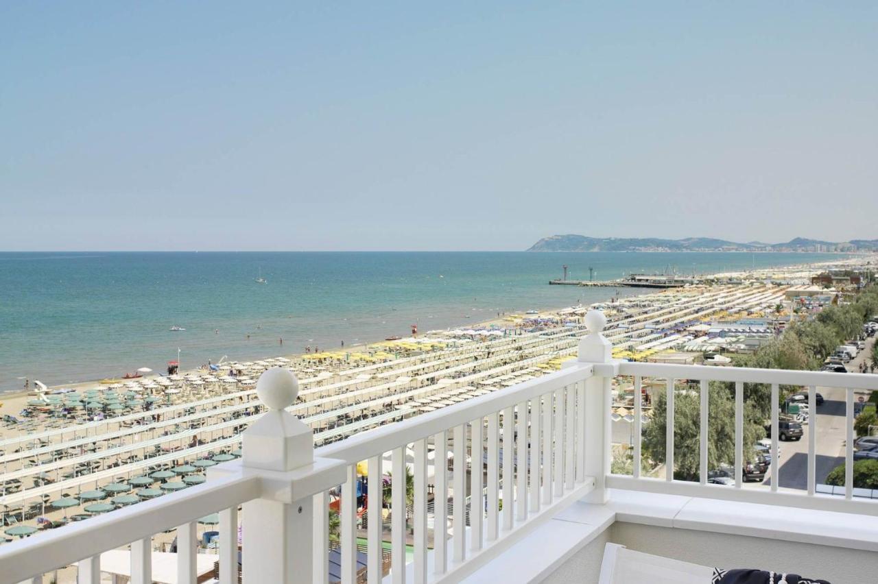 Hotel Tiffany'S Riccione Bagian luar foto