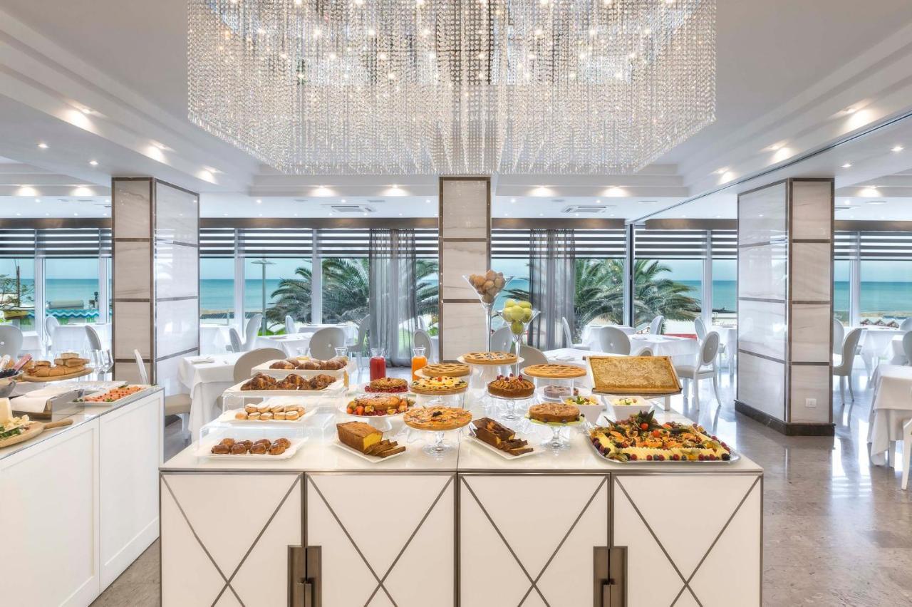 Hotel Tiffany'S Riccione Bagian luar foto