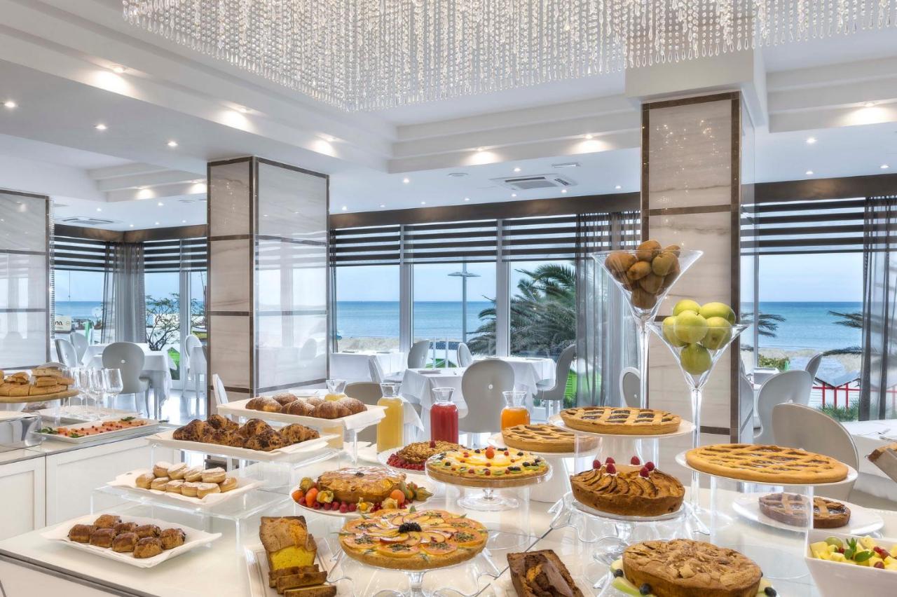 Hotel Tiffany'S Riccione Bagian luar foto