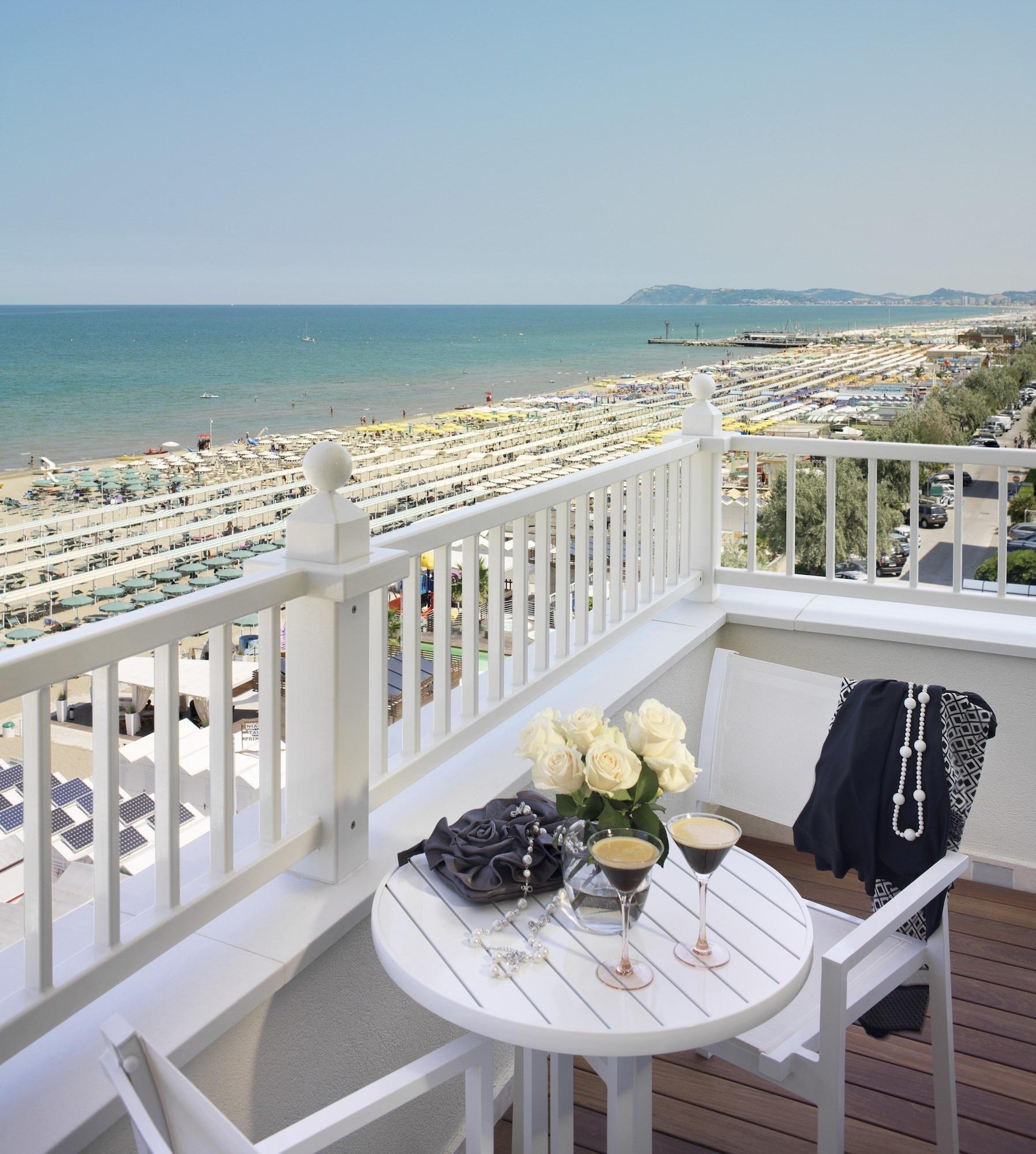 Hotel Tiffany'S Riccione Bagian luar foto