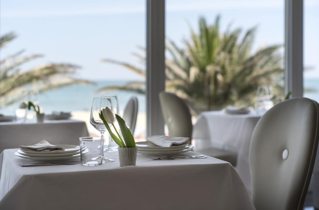 Hotel Tiffany'S Riccione Bagian luar foto