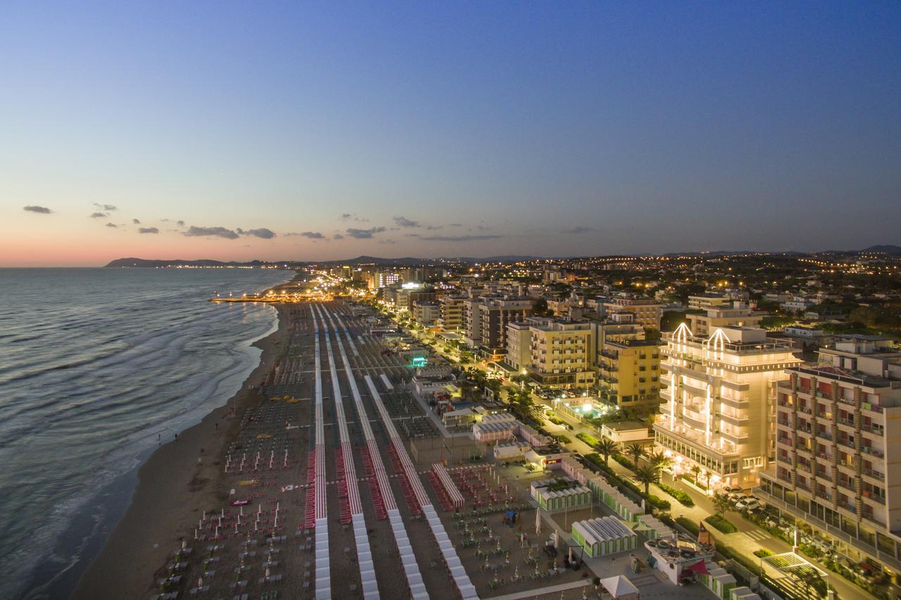 Hotel Tiffany'S Riccione Bagian luar foto