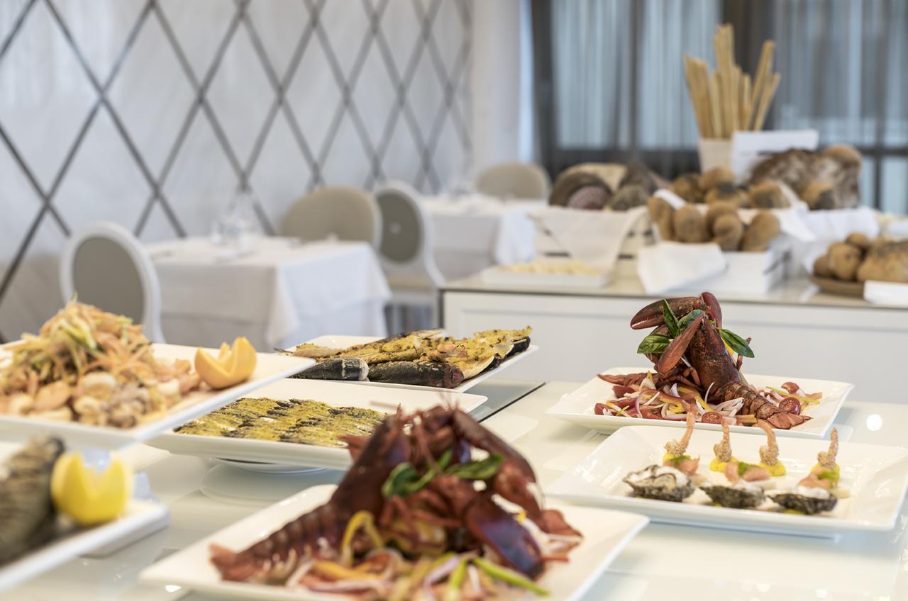 Hotel Tiffany'S Riccione Bagian luar foto