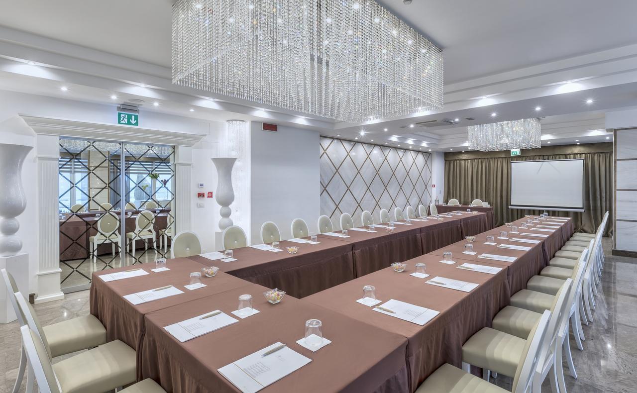Hotel Tiffany'S Riccione Bagian luar foto
